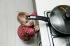 Kaip išmokyti vaiką gaminti maistą