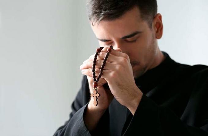 Tik grynas tikėjimas ir galingas malda gali nugalėti blogis (foto šaltinis: shutterstock.com)