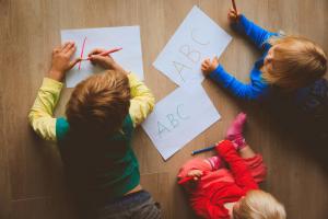 Kaip paruošti savo vaiko ranką į laišką: ruošiasi mokyklai iš anksto