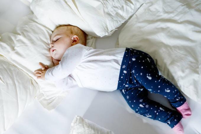 Kiek miego turėtų vaikas: naudinga lentelė