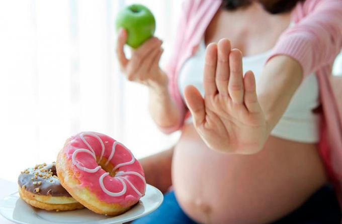Greitas maistas ir alkoholis - ne visi produktai, dėl kurių yra suteikti nėštumo metu (foto šaltinis: shutterstosk.com)