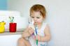 Dantų šepetėlio ir pastos pasirinkimas vaikui: odontologo patarimai