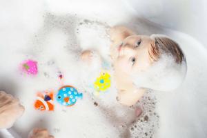 Pagrindinės taisyklės, kaip saugiai maudyti vaiką didelėje vonioje