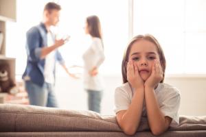 Mama, tėtis ir skyrybos: 7 žingsniai, padėsiantys jūsų vaikui susidoroti su tėvų išsiskyrimu