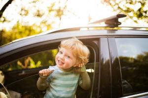 Kodėl negalima palikti vaikus vien į vasarą automobilio viduje