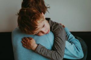 10 požymių, kad vaikas turi parodyti psichologą: priminimą tėvams