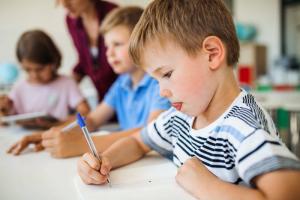 Kaip ištaisyti blogą vaiko rašyseną: patarimai tėvams