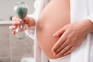 Gimdymas po keturiasdešimties: ką reikia žinoti apie vėlyvą nėštumą ir kaip jam pasiruošti