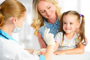Re vakcinacija: kodėl, ir ar turi būti paskiepyti ir silpnaregiai vaikai