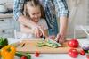 Mažasis pagalbininkas: kaip išmokyti vaiką neatsargiai suktis su virtuviniu peiliu