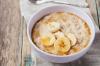 Ką ruošti pusryčiams vaikui: kukurūzų košę su bananų užpilu (receptas)