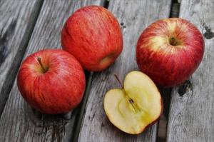 5 priežastys, kodėl jums reikia valgyti obuolius