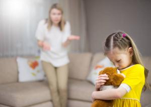 Kaip reaguoti į motinos šaukiantį į savo vaikų
