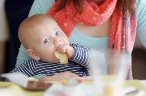Kaip įvesti duonos vaikų mitybą: šėrimo taisyklės