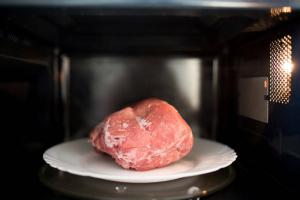 Kodėl negalima atitirpinti mėsos mikrobangų krosnelėje