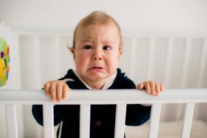 Kodėl kūdikiai staiga pradeda verkti naktį
