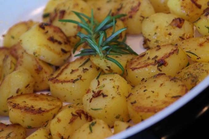 Karališkos bulvės su česnaku ir žolelėmis: receptas, kuris jus laimės