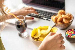 Kaip nustoti valgyti stresą: 5 populiariausi būdai kontroliuoti persivalgymą