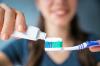 Ekspertai pataria, kaip išsirinkti veiksmingą ir saugią dantų pastą