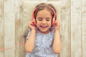 Ar kenksminga muzikos klausymasis naudojant ausines?