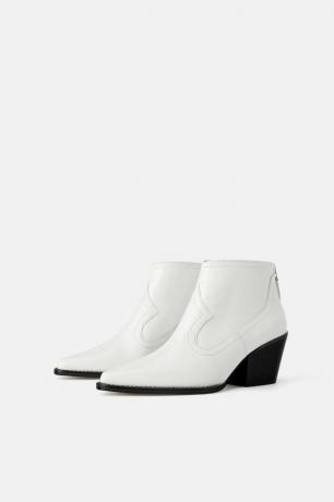 Cool batai kaubojaus stiliaus su krokodilo odos efekto galima įsigyti Zara, nuo 7999 rublių kainą. Jie gali būti dėvimas su suknelės, stilingas kelnes su leopardo spausdinti