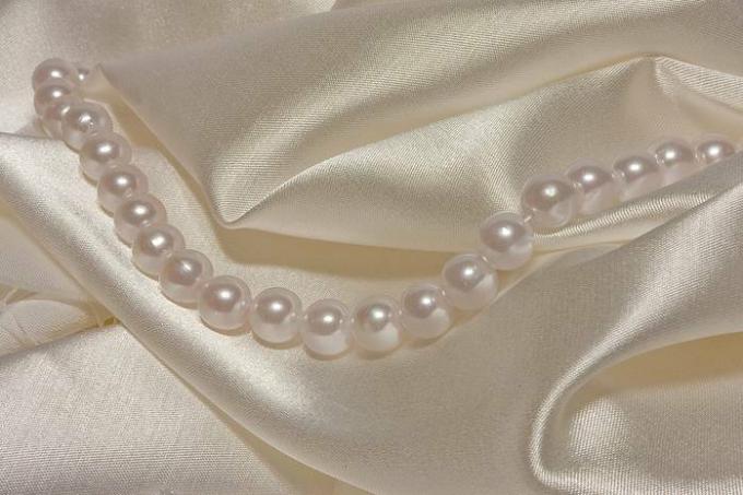 Kaip savo rankomis pasigaminti elegantišką perlų vėrinį: žingsnis po žingsnio instrukcijos